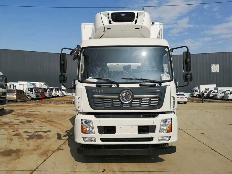 東風(fēng)天錦VR小三軸冷藏車(chē)